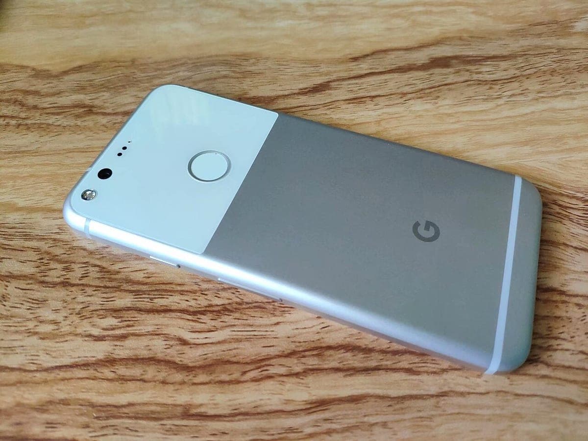 Ponsel Android tergeletak menelungkup di atas permukaan kayu