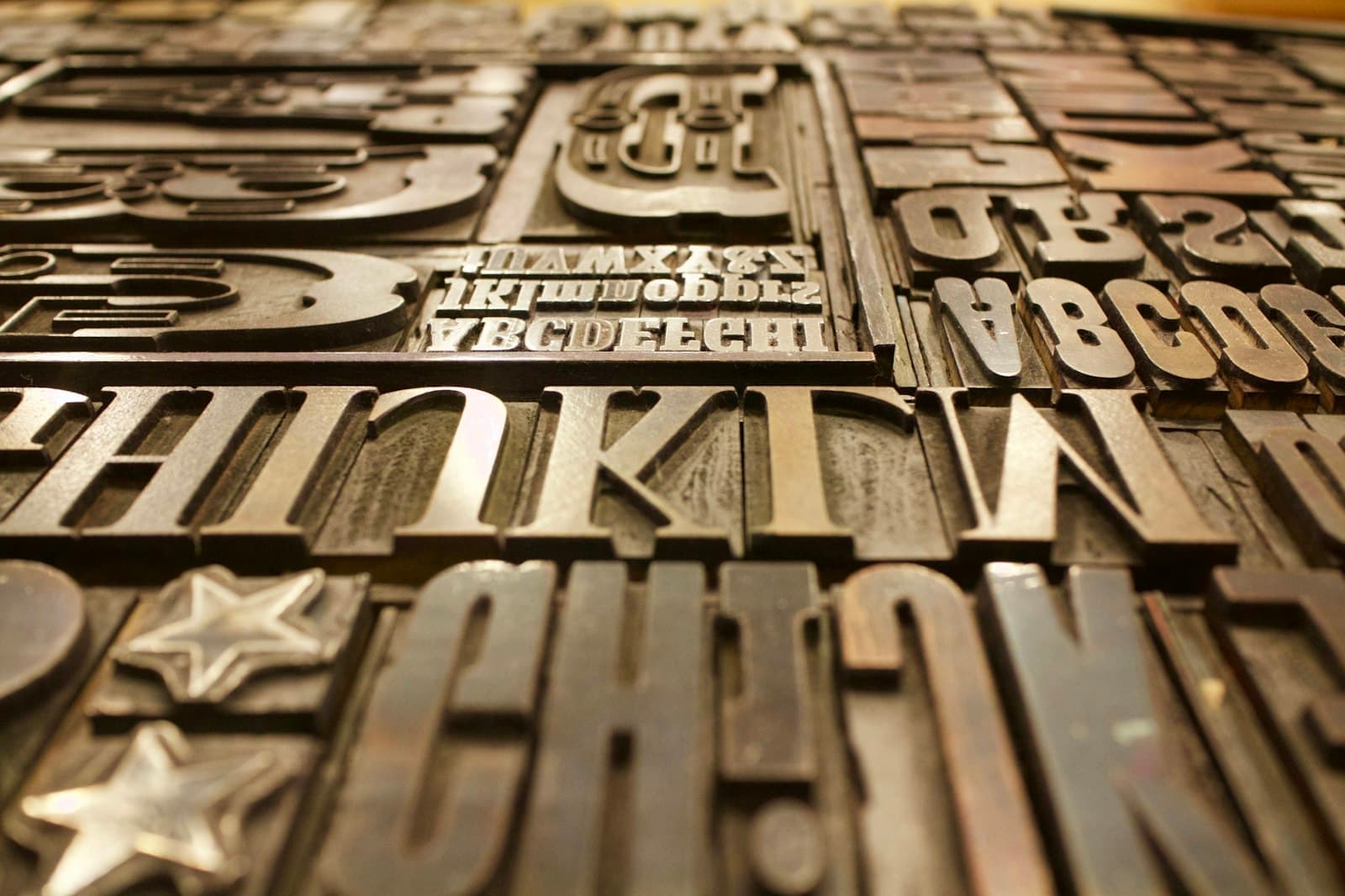 Self-Hosting Web Font untuk Performa: next/font yang Benar